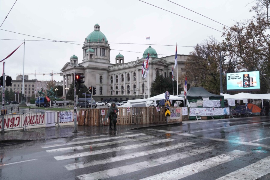 JUTRO MIRNO I PROHODNO: Ispred Skupštine Srbije za sada nema blokada