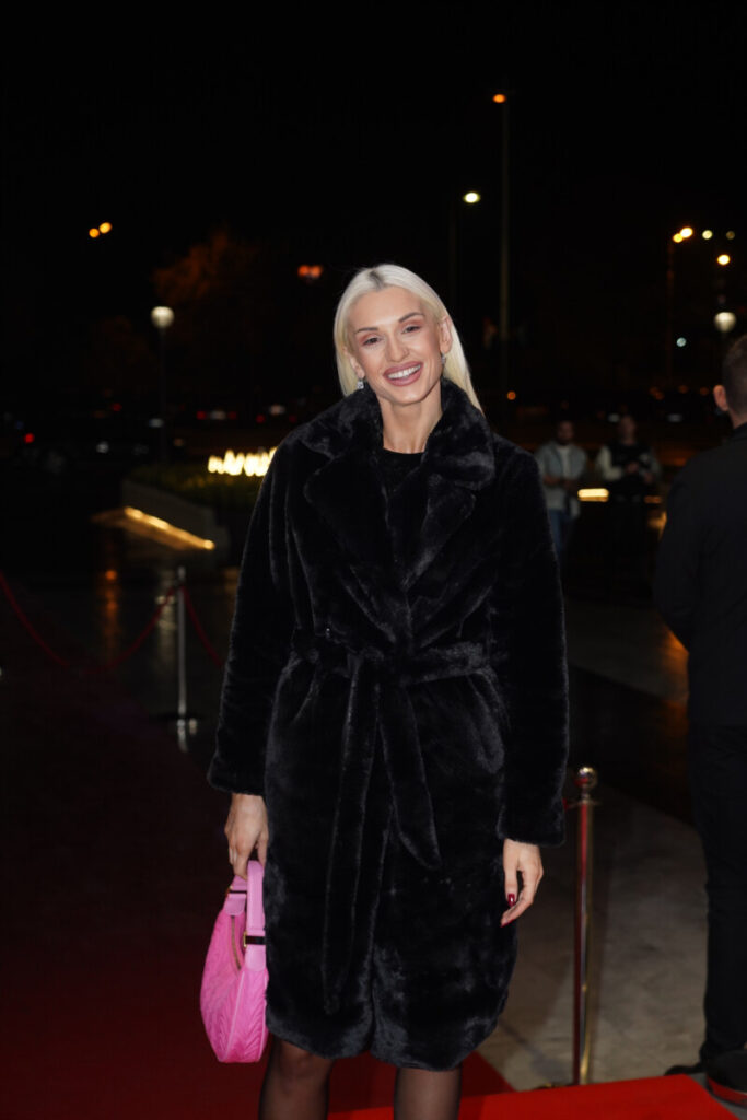 GLUMICA ISPRED HRAMA DRŽI NASLEDNIKA: Anja Mit proslavila Badnji dan sa sinom Filipom (FOTO)