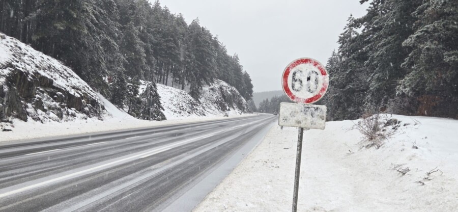 ZBOG SNEGA NIJE MOGAO DA IDE TROTOAROM:  Kamionom udario pešaka u Loznici
