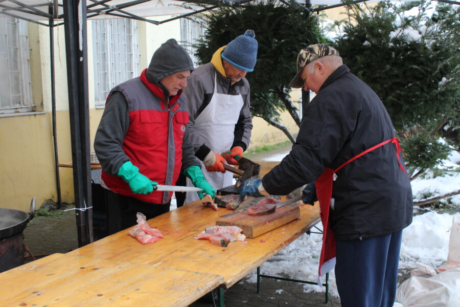 TAJNI SASTOJCI LJUBAV I ZAJEDNIŠTVO: Mađari kuvaju riblju čorbu za svoje sugrađane Srbe u Temerinu